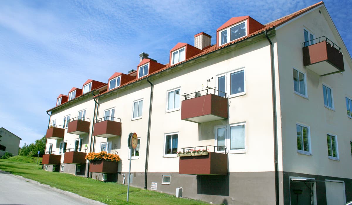 Ett flerbostadshus med balkonger.