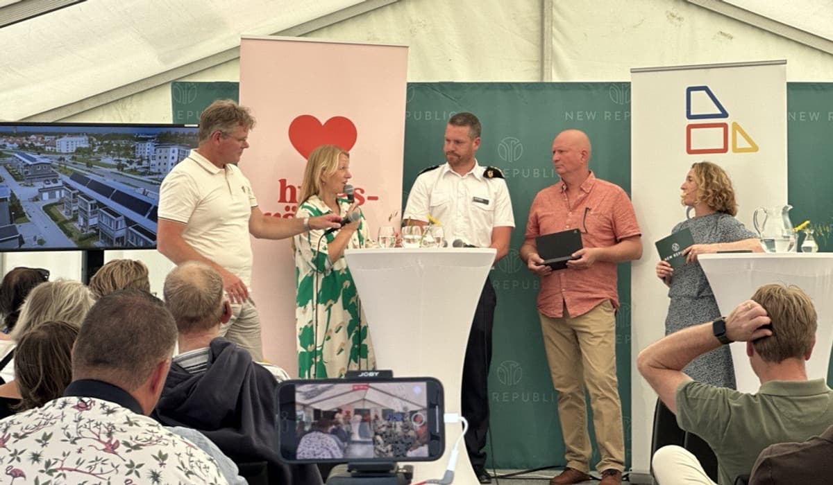 Fyra personer på scenen GotlandsHems seminarie under Almedalsveckan 2024. Personerna har sommarkläder och samtalar med varandra.