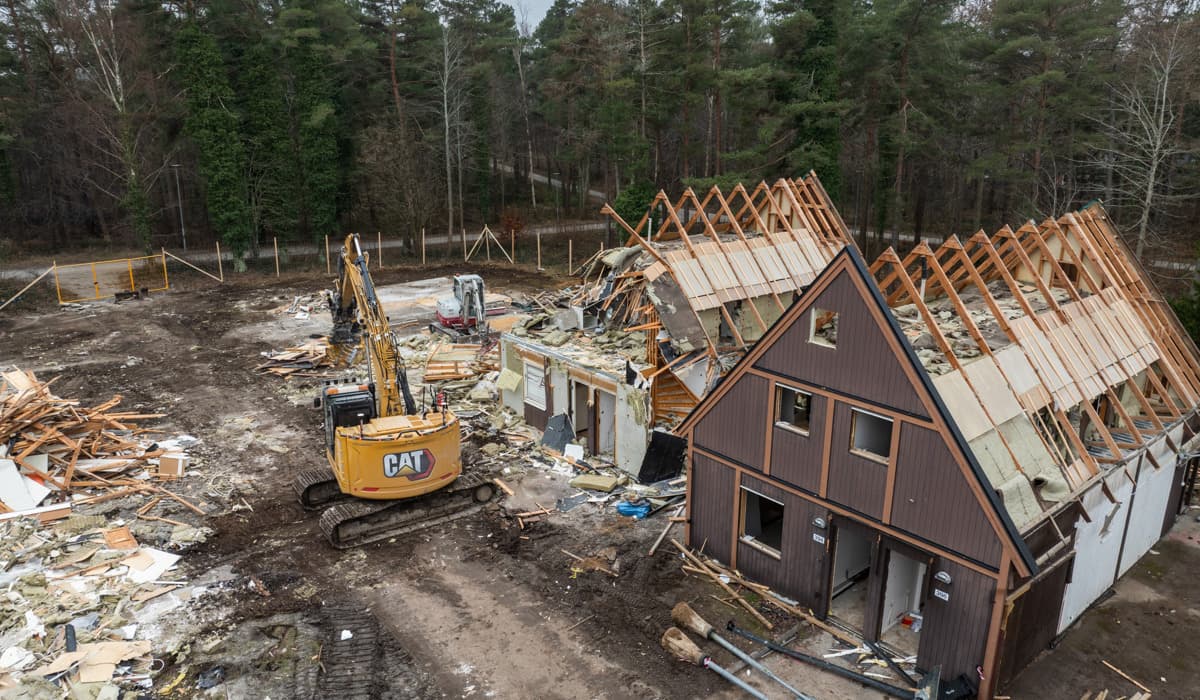 Flygbilder en gråmulen dag på när trähus i ett av GotlandsHems kvarter rivs. 