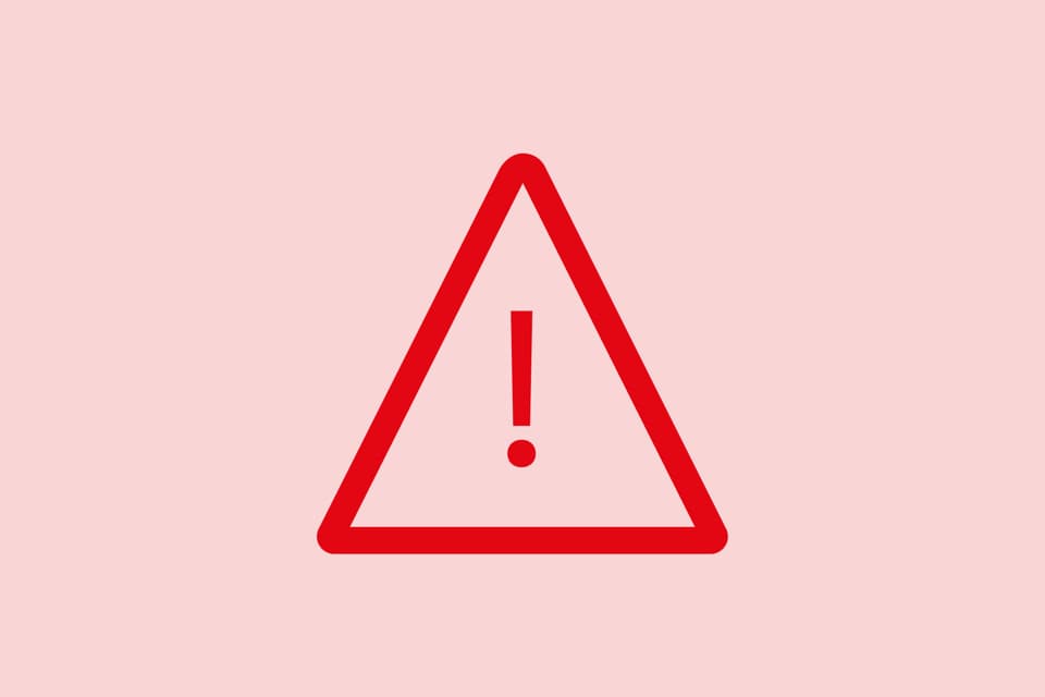 Ett rött utropstecken i en röd triangel på en rosa bakgrund.