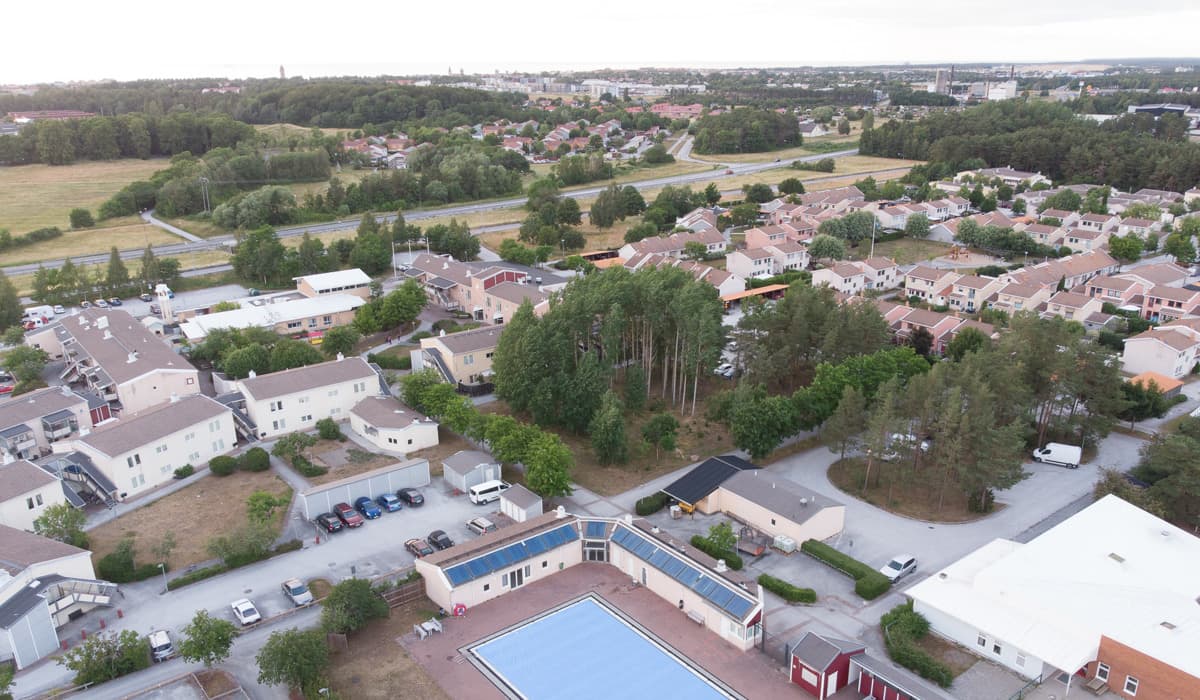 Fågelperspektiv över Terra Nova badet och omkringliggande bostadsområde.