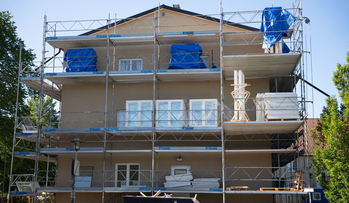 Hus i kvarteret Concordia i Slite. Byggställningar täcker fasaden som är under renovering. Det är en solig dag i september.