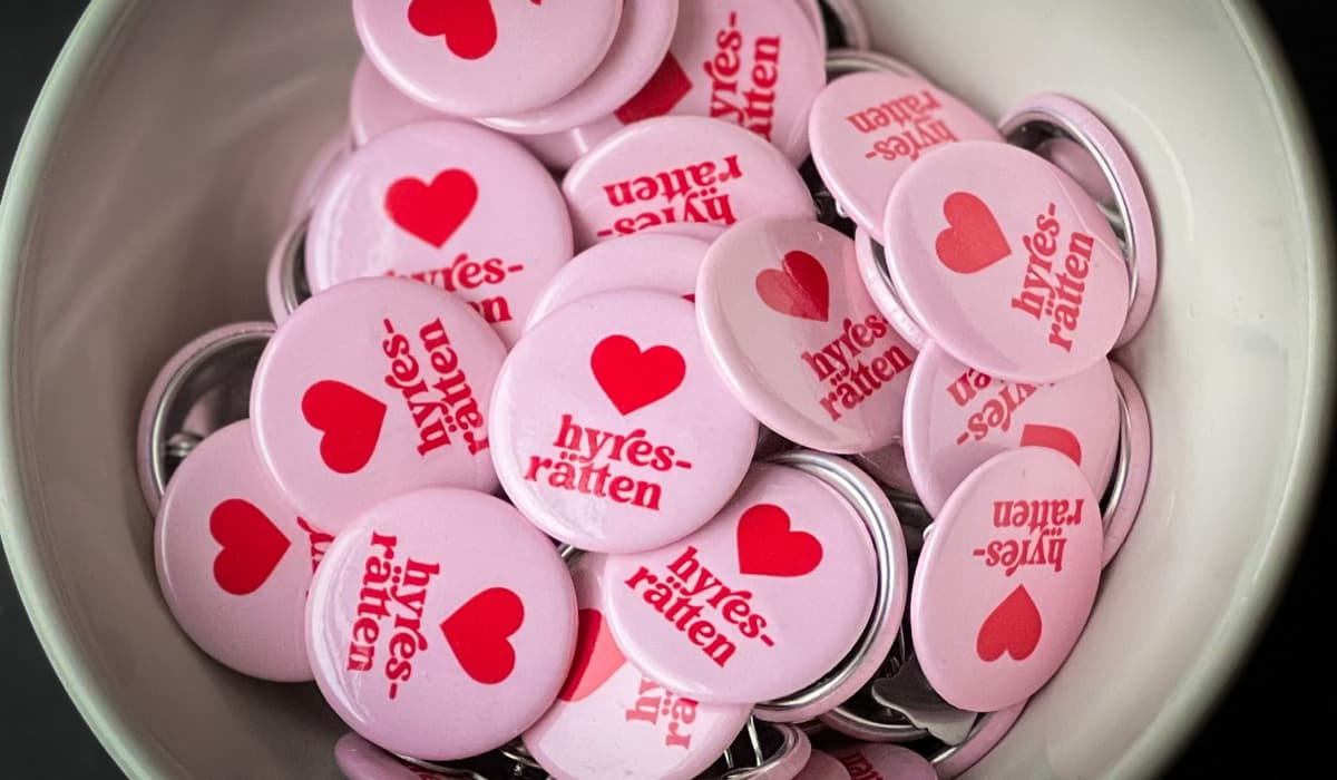 En vit skål med rosa pins i. På varje pins är ett rött hjärta och texten "hyresrätten".