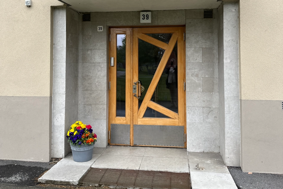 En port i trä och en balkong