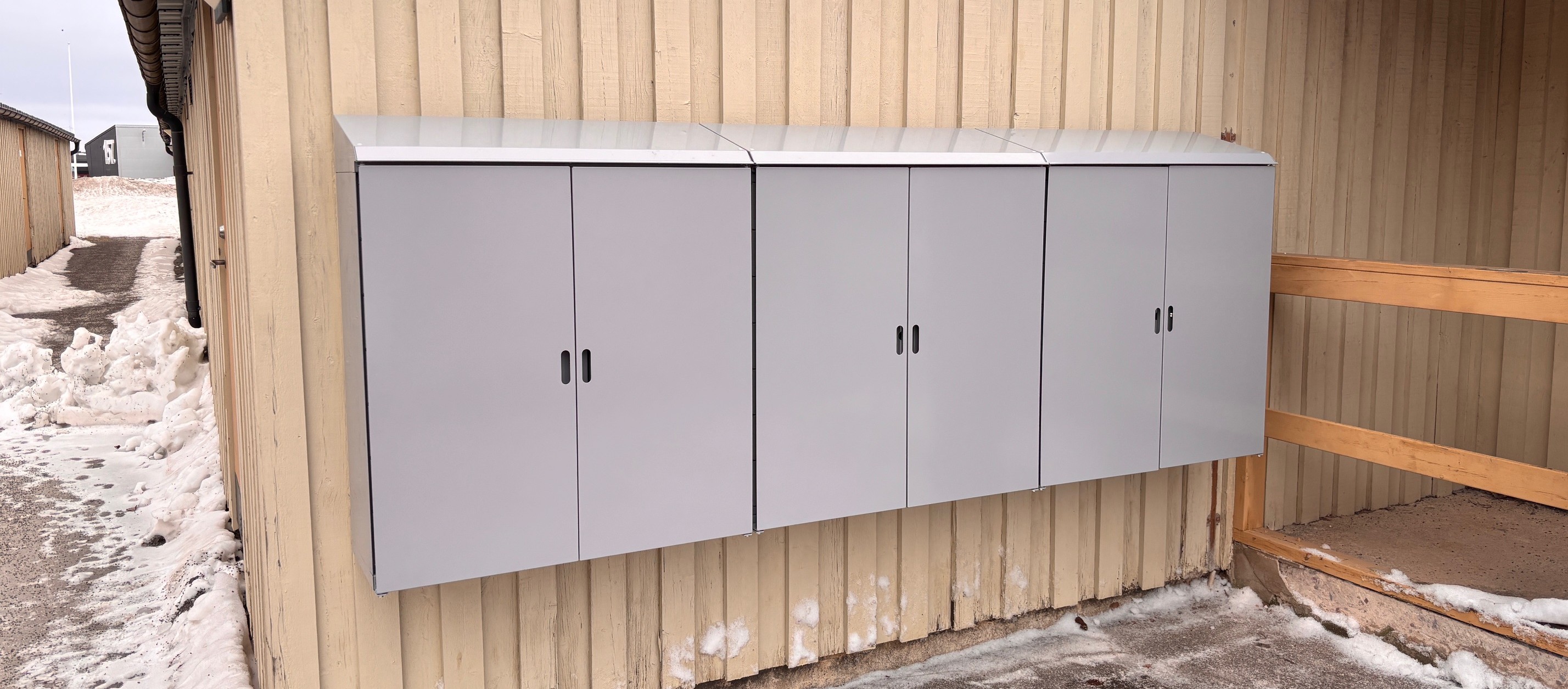 Gråa postboxar på en vägg