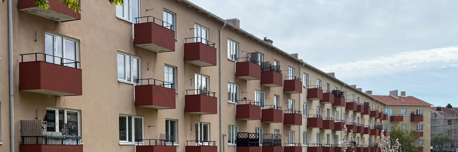 En rad brevlådor som sitter framför en byggnad.