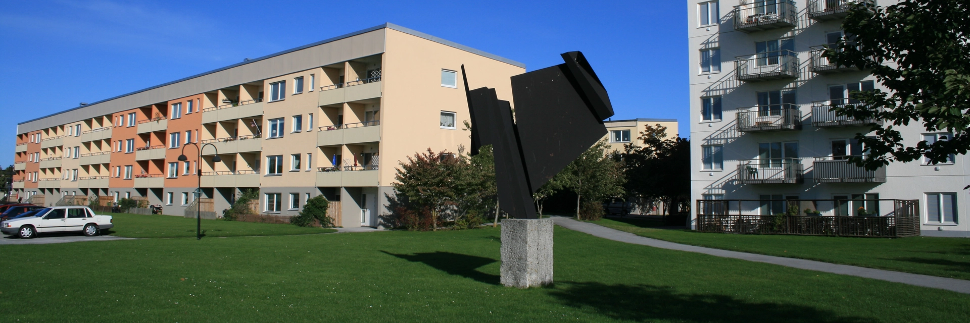 Staty med bostadskvarteret Vitkålen i bakgrunden.