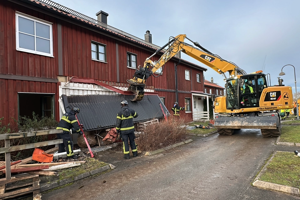 En lyftkran lyfter upp ett tak som har rasat in i kvarteret Riggen. Räddningstjänsten står redo för att ta fram en person under rasmassorna. Detta var en övning.
