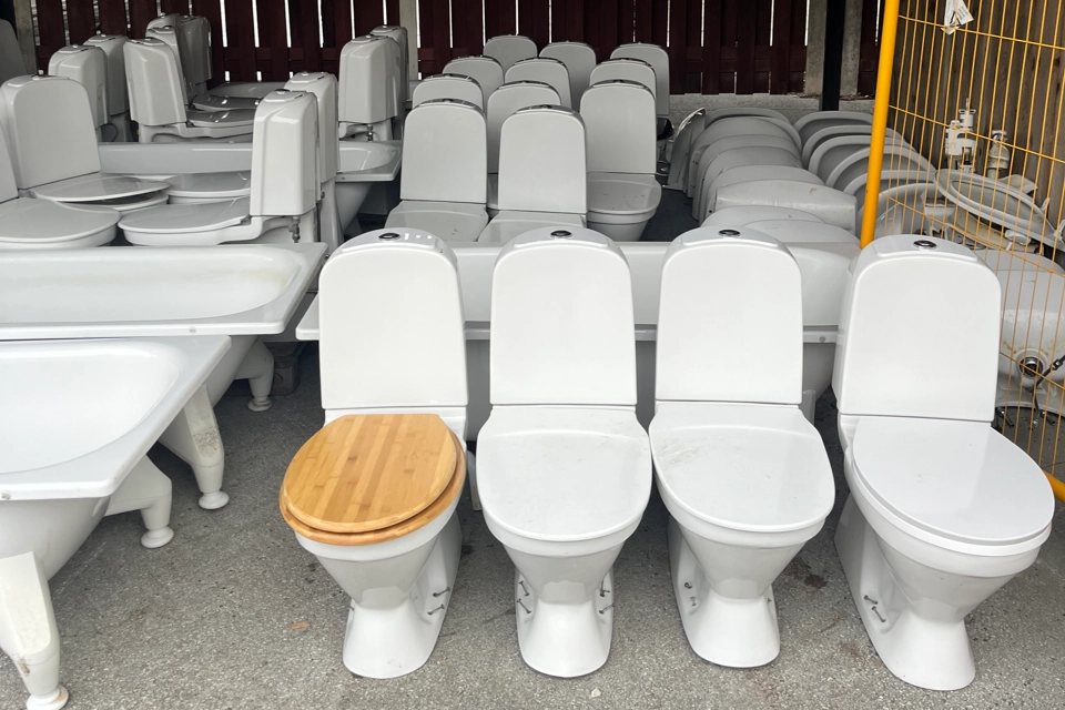 Toaletter från husen som skulle rivas.