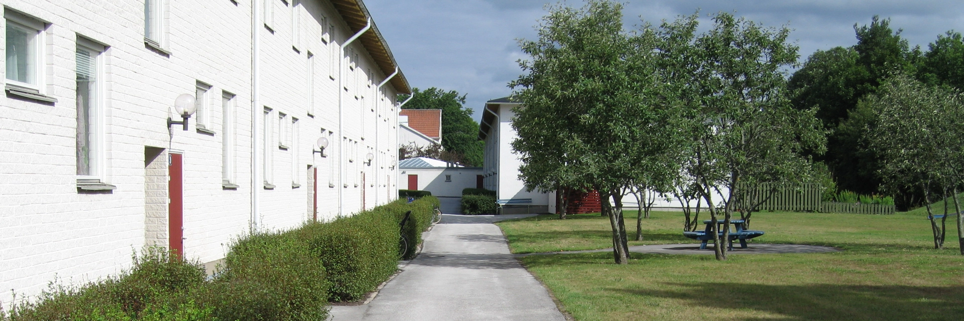 Radhuslänga med lummig utemiljö.