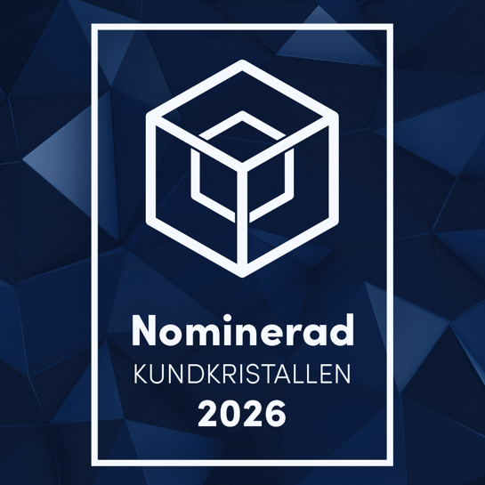 En blå bakgrund med en vit logotyp och text som lyder "Nominerad kundkristallen 2026".