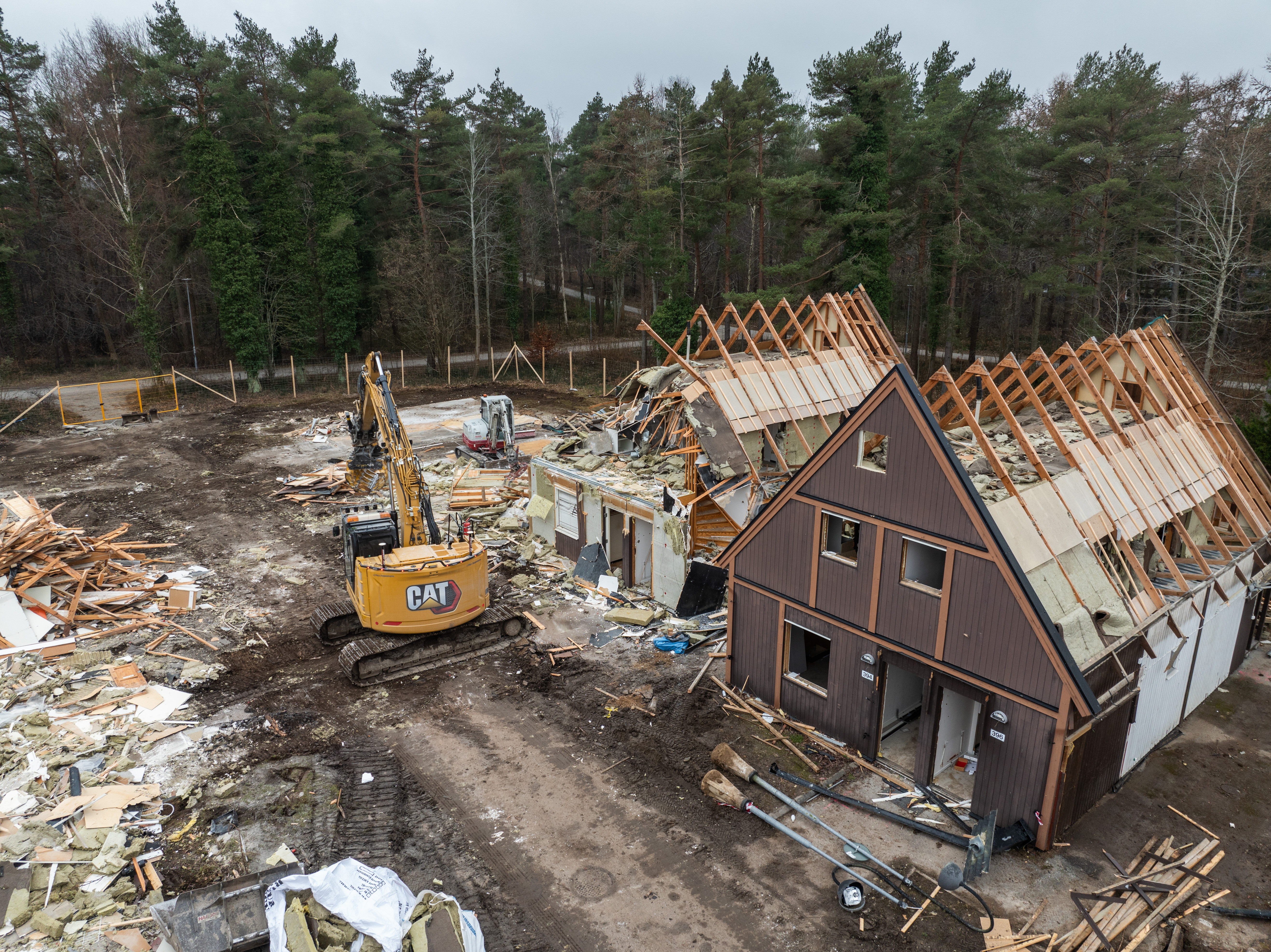 Flygbilder en gråmulen dag på när trähus i ett av GotlandsHems kvarter rivs. 
