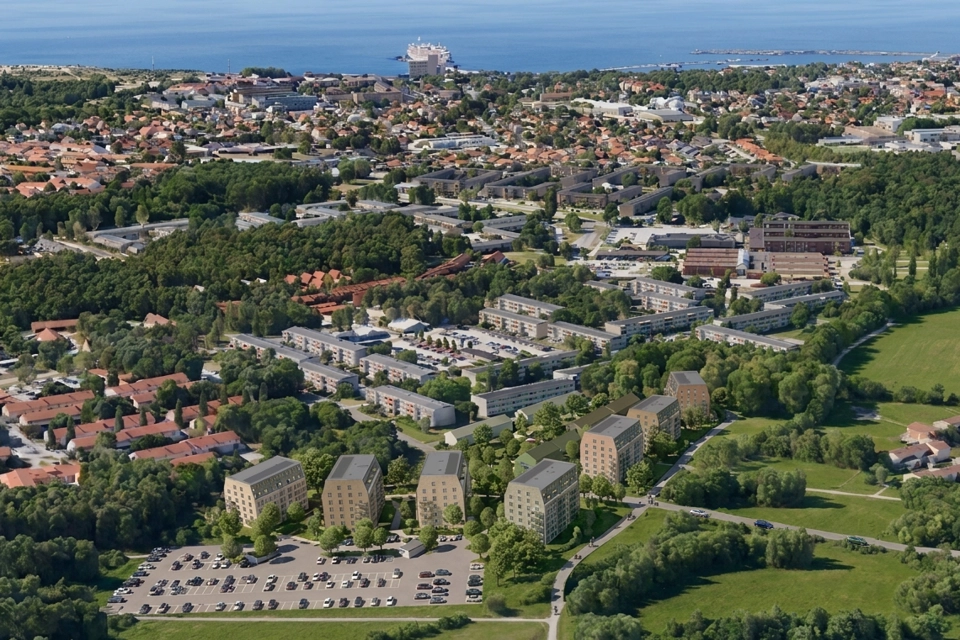 En flygbild över en stad med många träd.