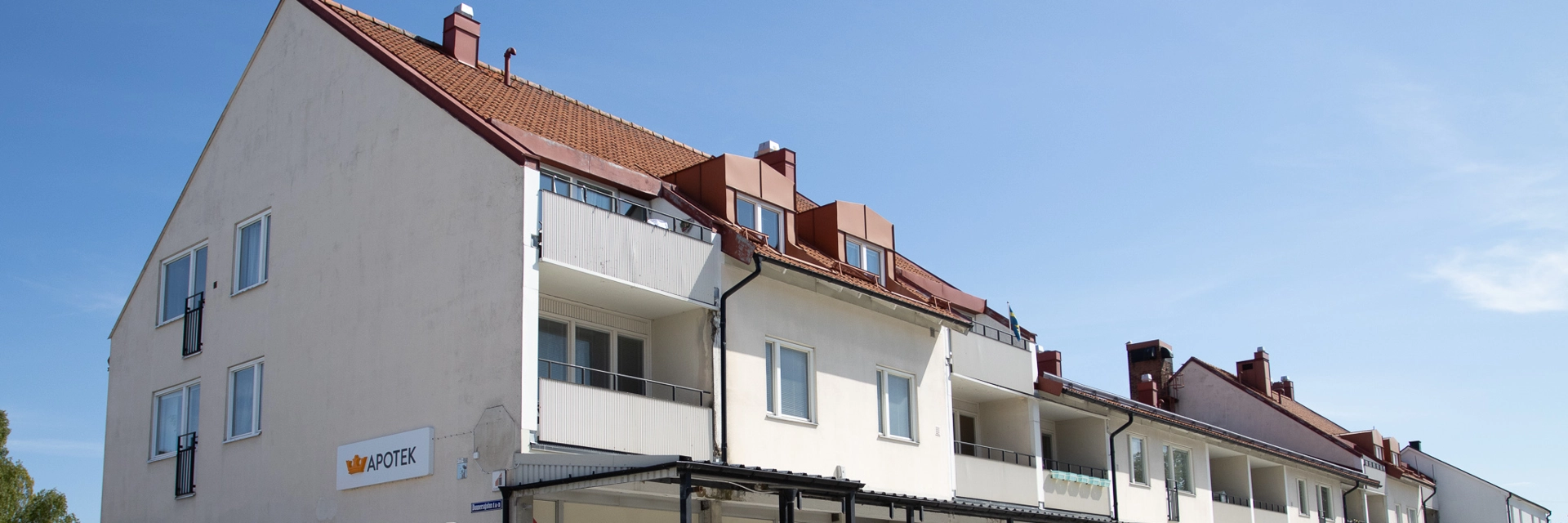 Affärslokal på Donnersgatan 1 i Klintehamn. Lokalen är i ett vitt hus som ligger längs med en väg.