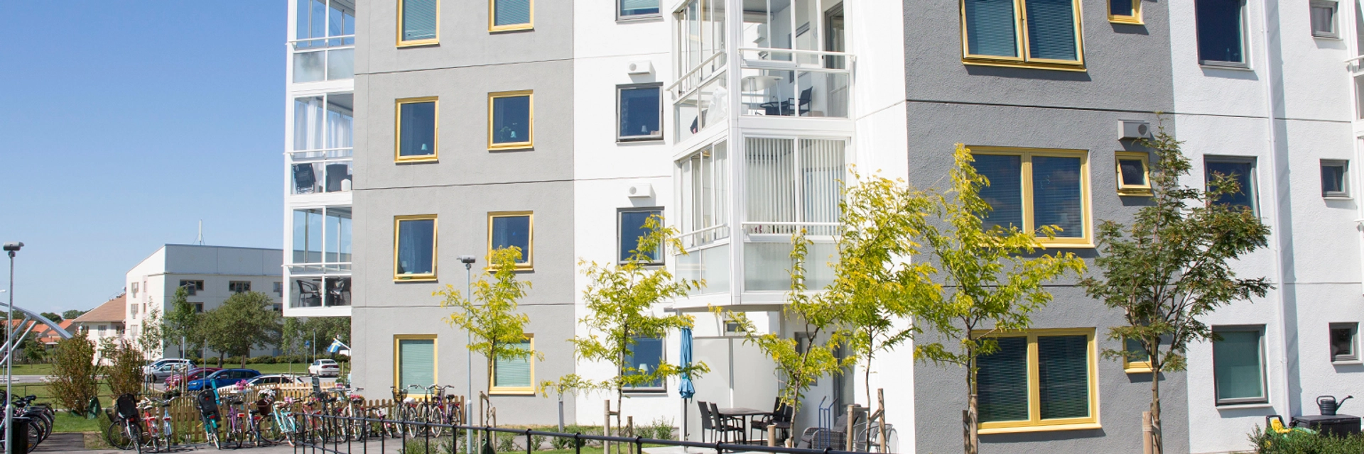 Ett lägenhetskomplex med en cykelväg framför sig.
