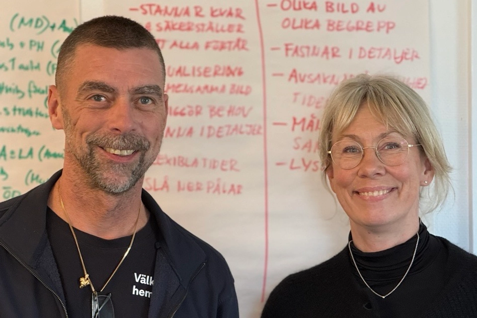 Porträtt av Tomas Löfgren och Anna Hegardt som ser ut att vara nöjda med projektet Gläntan.