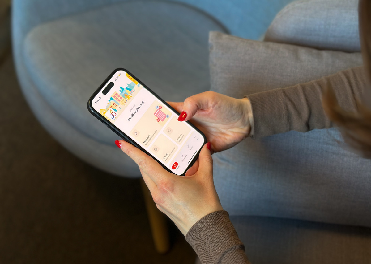 Person som håller i en mobiltelefon och scrollar i en app
