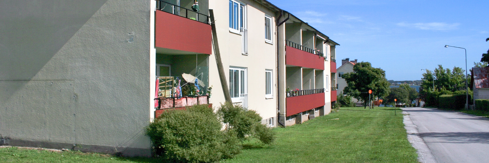 2 vånings Huslänga och gata som leder ner mot havet
