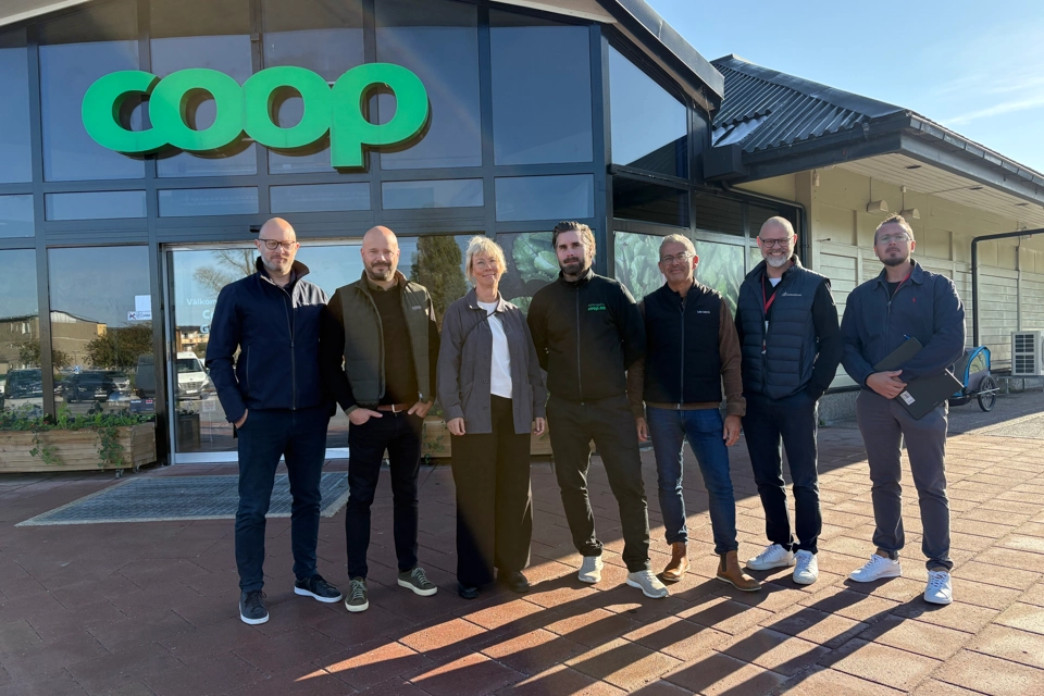 En grupp står framför en Coop butik.
