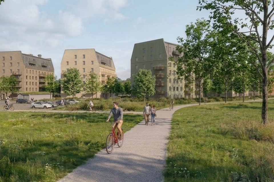 Några personer som cyklar på trottoaren.