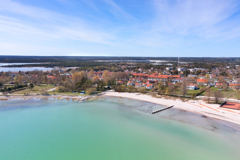Drönarbild över stranden i Slite.