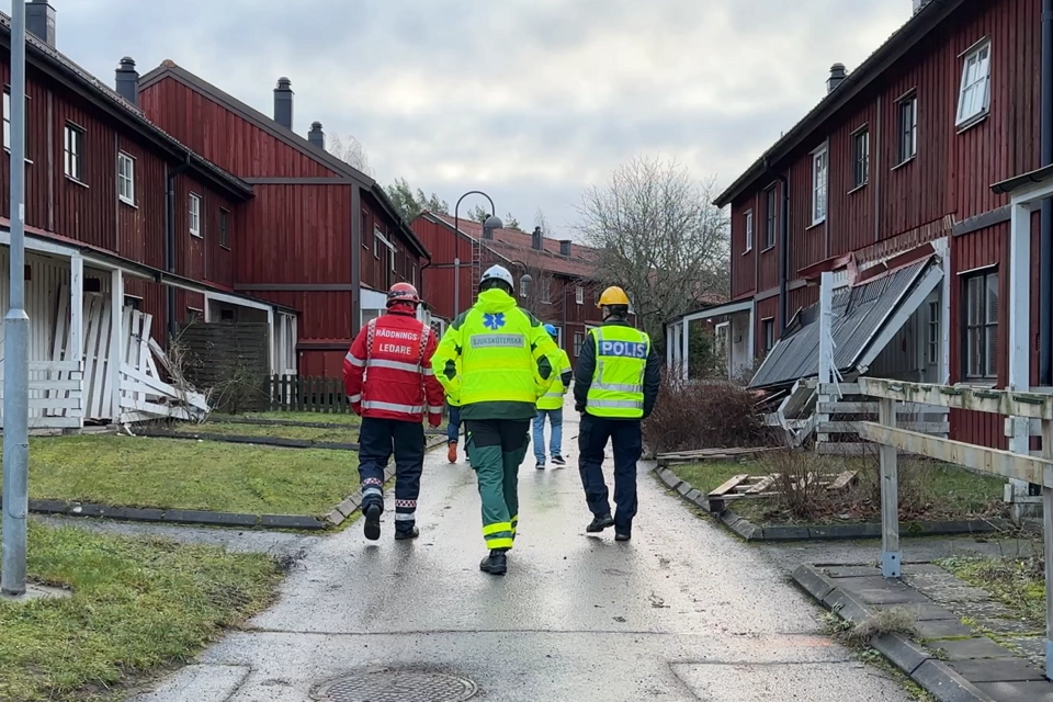 Samverkansövning mellan polis, räddningstjänst och sjukvårdsgrupper i kvarteret Riggen januari 2025.