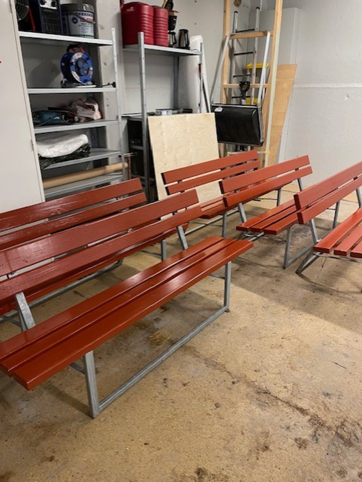 Några träbänkar som sitter bredvid varandra.