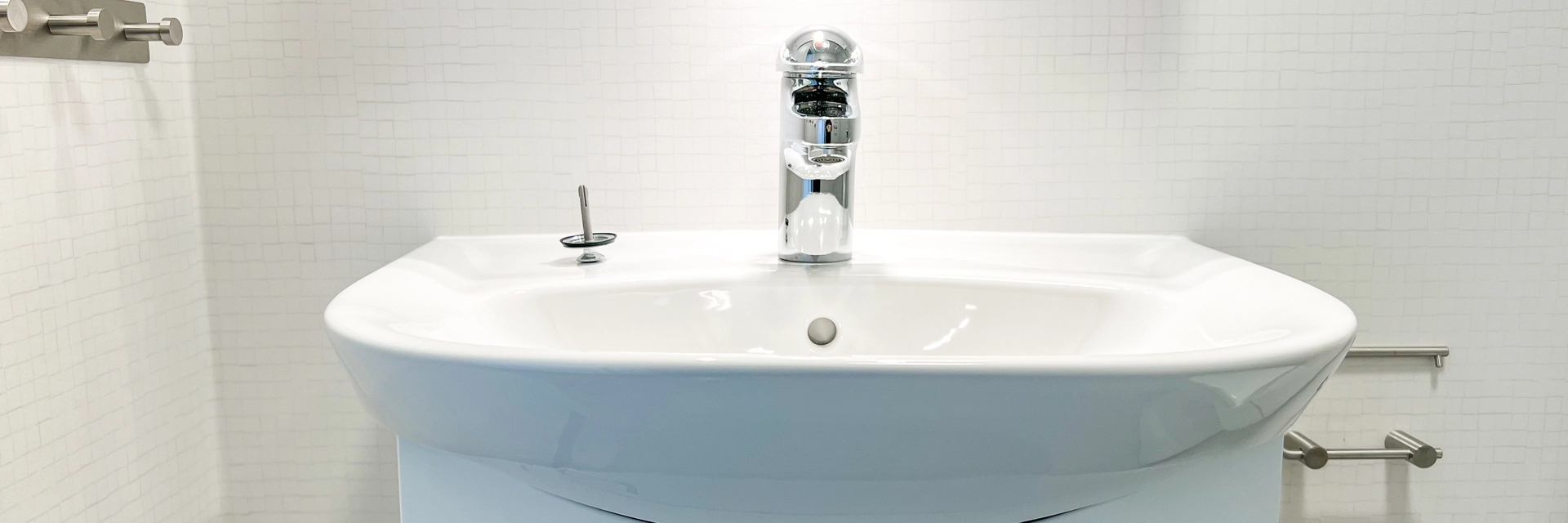 Vitt handfat med kommod 